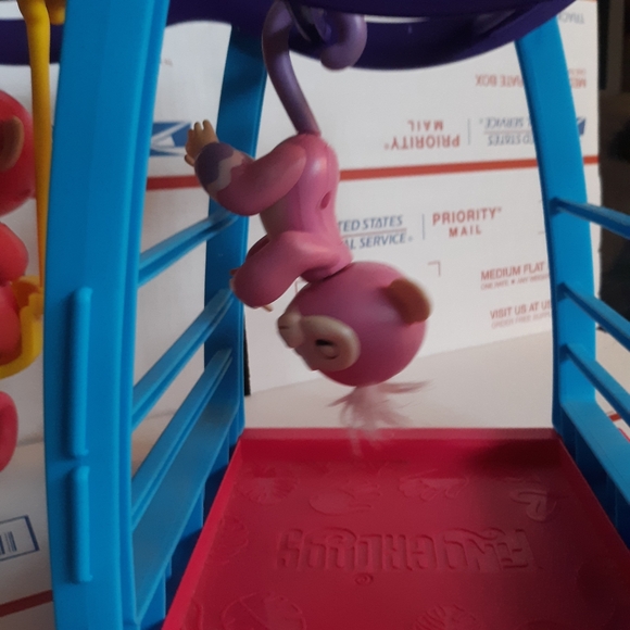 2 fingerlings with playset - Picture 3 of 8